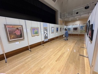 写真：美術展の観覧の様子