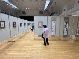 写真：書道展の観覧の様子