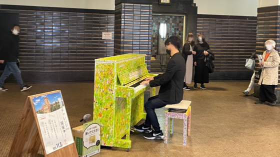 写真:ストリートピアノを演奏している様子