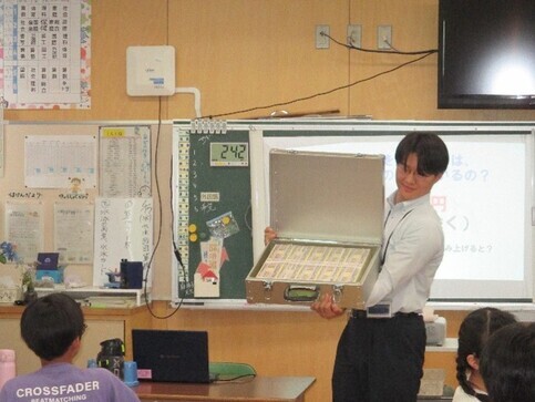 写真：1億円レプリカの説明