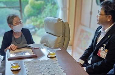 小西様と区長の写真