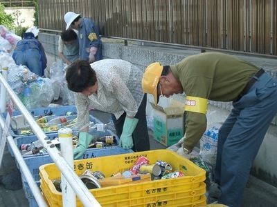 画像：ごみ非常事態宣言を受けてごみの分別に取り組む市民の様子