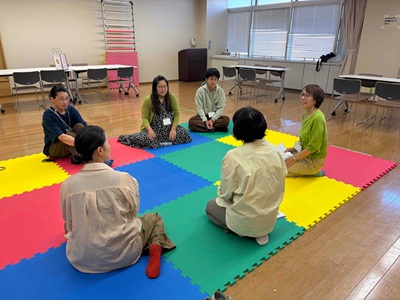 画像：ダブルケアカフェで和やかに話す様子