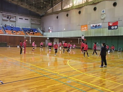 第57回熱田区女性レクリエーションバレーボール春季大会の様子