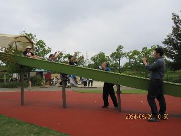 園内で遊ぶ様子。