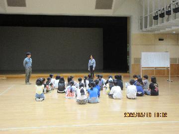 熱田区子ども会ボランティアいずみ会によるゲーム説明の様子です。
