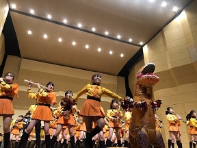 京都橘高校吹奏楽部パフォーマンスの舞台中心あたりを撮影