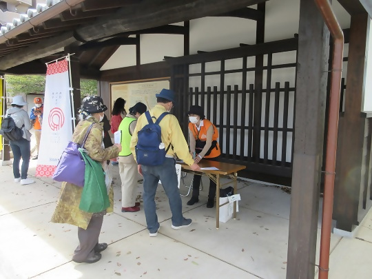 熱田魚問屋モニュメントで説明する様子の写真