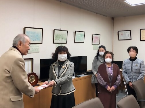 社会福祉協議会に寄付金を渡す女性会の皆さん