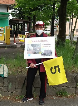 歴史館の看板とスポーツ推進委員さん