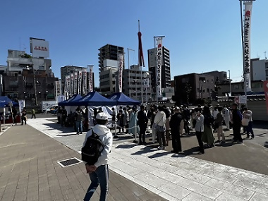 朔日市で賑わう人たち