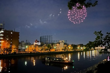 堀川の川面と花火