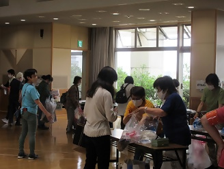 女性会のバザーの様子