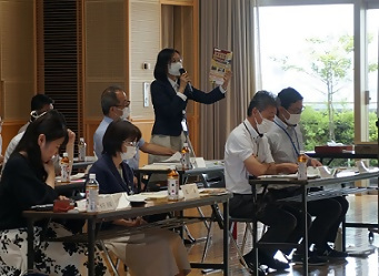 区の特性に応じたまちづくり事業案を説明する地域力推進室長