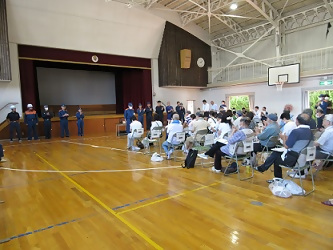 防災訓練で話を聞く皆さん