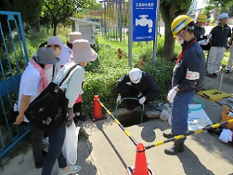 地下式給水栓の操作訓練の様子