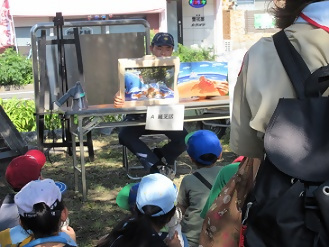 紙芝居を見る子ども達