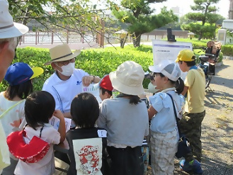 堀川の水質実験の様子