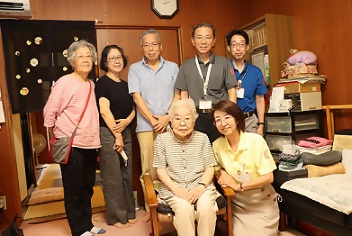 村瀬さんを囲んで集合写真