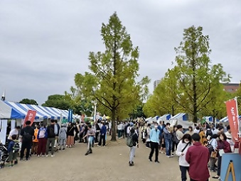 街道宿場市でにぎわう人達