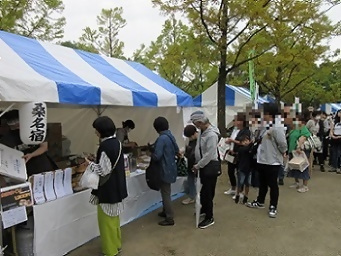 桑名宿で買い物を楽しむ人達