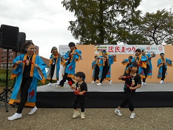 ステージで踊る人達