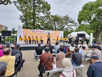 ステージ上であいさつをする市長