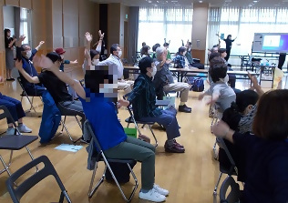 「なごや健康体操熱田区オリジナルバージョン」で体をほぐす人達