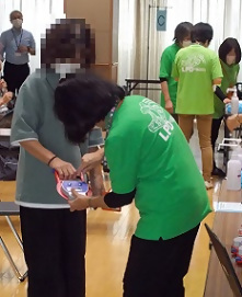 握力とふくらはぎ周囲の測定をする人達