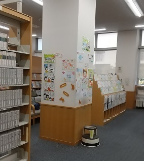 図書館の柱に貼られた絵