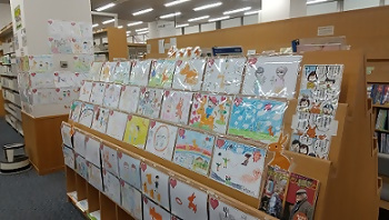 図書館の新聞閲覧コーナーに飾られた絵