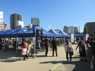 朔日市でにぎわう人たち