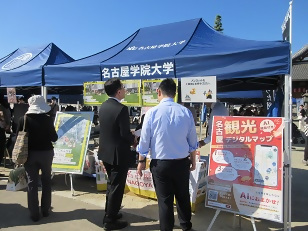 ブース前で見て楽しむ人たち