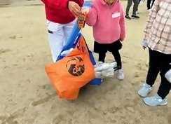 回収したごみの計量をする子どもたち