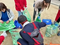 ごみの分別をする参加者の人たち