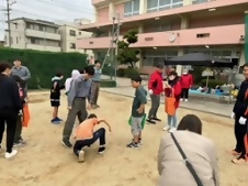 姿勢を低くしてごみを拾う練習