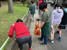 声を掛け合ってごみを拾う人たち