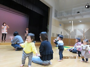 舞台に合わせて踊る子どもたち