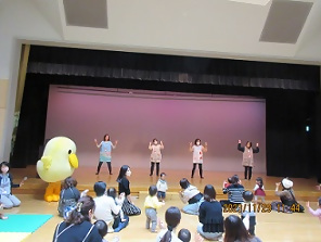 舞台で踊る保育園の先生たち