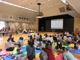 ブロックなどのおもちゃで遊ぶ子どもたち