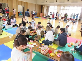 おままごとで遊ぶ子どもたち