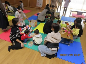 人形などで遊ぶ子どもたち
