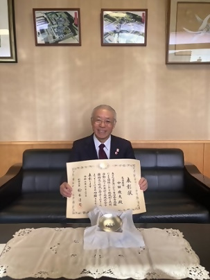 賞状を手に笑顔の中田議長
