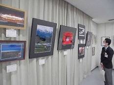 写真の展示の鑑賞中