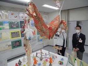 手芸工芸品を鑑賞中
