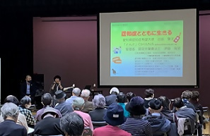 講演会で体験を語る先生と聞き入る皆さん
