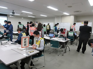 図上訓練でそれぞれの役割に取り組む職員たち
