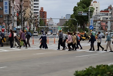 秋のウォーキングを楽しむ人たち