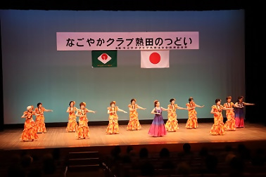 芸能イベントで踊る人たち