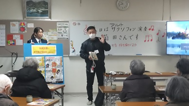特殊詐欺について説明する警察官